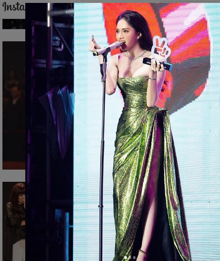 Người đẹp chiếm trọn "spotlight" khi diện bộ đầm khoe vai trần lẫn vòng một tròn đầy, chân váy xẻ cao để lộ đôi chân thẳng tắp.