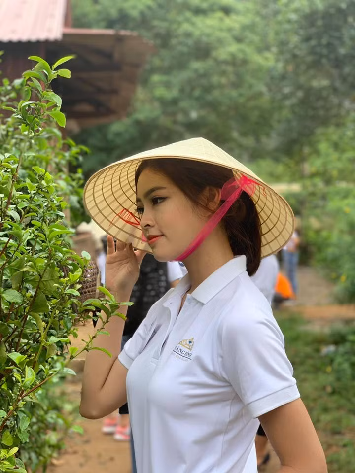 Ngoài bị tước và thu hồi danh hiệu giải nhất Người đẹp Du lịch Quảng Bình, Trần Ngọc Huyền còn buộc phải trả lại vương miện, quyền trượng, dải băng đeo, giải thưởng và các phần thưởng kèm theo. Người đẹp còn phải trao trả lại cho BTC tiền thưởng 50 triệu đồng, cũng như đền bù thiệt hại về mặt hình ảnh, thương hiệu, truyền thông và uy tín cho ban tổ chức theo quy định. Quyết định này yêu cầu Trần Ngọc Huyền thực hiện trước ngày 15/10/2020. Ảnh: Nguyễn Chiến.