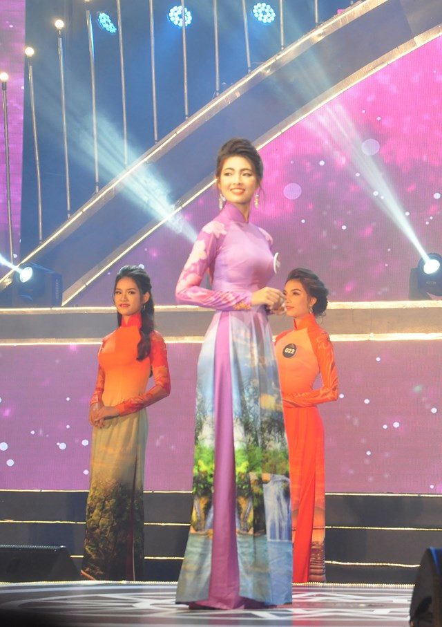 Theo nguồn tin từ báo Tiền Phong, sau khi đăng quang, Hoa khôi Trần Ngọc Huyền đã đăng ký kết hôn rồi ly hôn, "không có ý thức giữ gìn bản thân, danh hiệu", không tham gia các cuộc quảng bá hình ảnh cho du lịch Quảng Bình, cũng như các chuyến từ thiện do BTC thực hiện. 