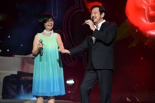 Thời học chung trường Luật, cả hai từng là cặp song ca ăn ý trên sân khấu. Ở tuổi xế chiều, khi biến cố xảy ra, nghệ sĩ Chánh Tín vẫn nắm tay vợ đi hát ở phòng trà.