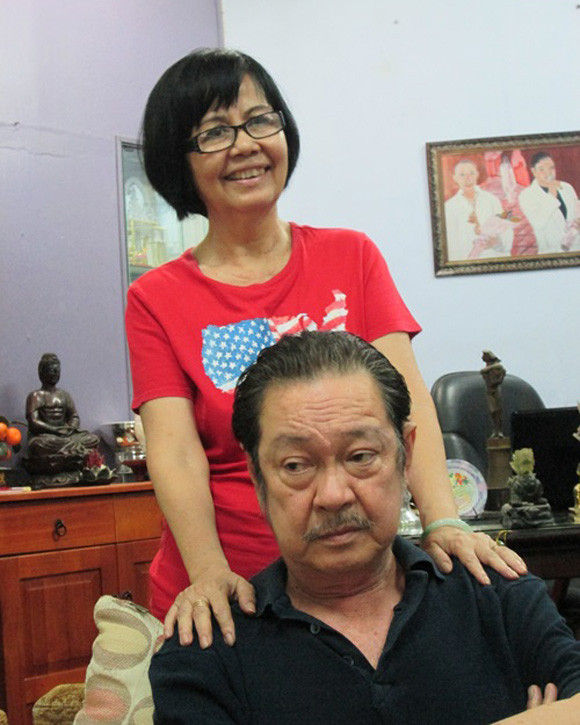 Sau bao sóng gió, được nhiều đồng nghiệp, bạn bè giúp đỡ, nghệ sĩ Chánh Tín tận hưởng cuộng sống bình lặng những năm tháng cuối đời bên bà xã trong một căn chung cư ở TP HCM do một mạnh thường quân giúp chỗ ở không lấy tiền.