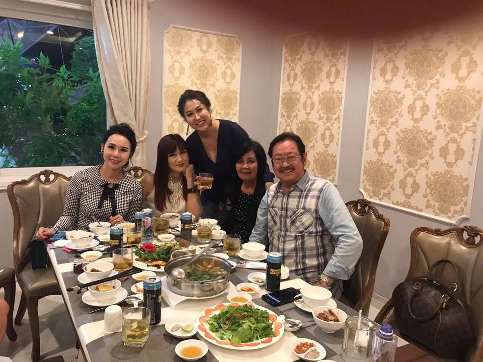 Hình ảnh đời thường của NSƯT Chánh Tín bên bà xã và bạn bè đồng nghiệp. Ông đột ngột qua đời vào sáng 4/1 khi nhiều dự định còn dang dở.