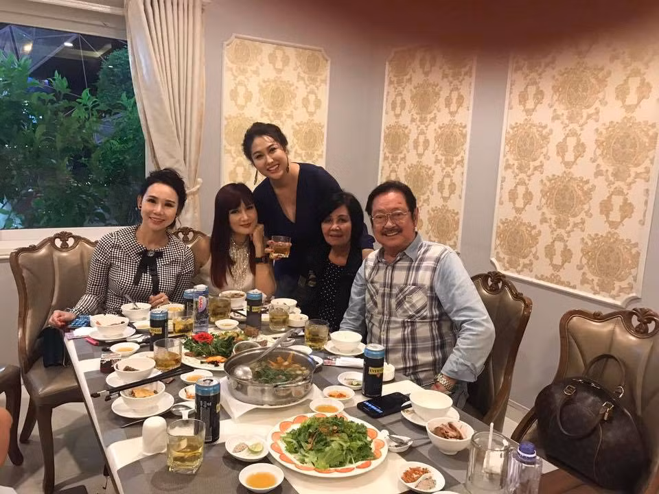 Hình ảnh đời thường của NSƯT Chánh Tín bên bà xã và bạn bè đồng nghiệp. Ông đột ngột qua đời vào sáng 4/1 khi nhiều dự định còn dang dở.