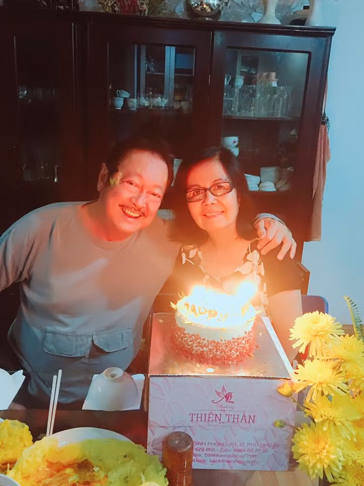 Thời điểm khó khăn nhất là khi nam tài tử làm ăn thua lỗ, nhà cửa phải bán hết, nợ nần chồng chất nhưng bà Bích Trâm luôn cùng chồng vượt qua biến cố.