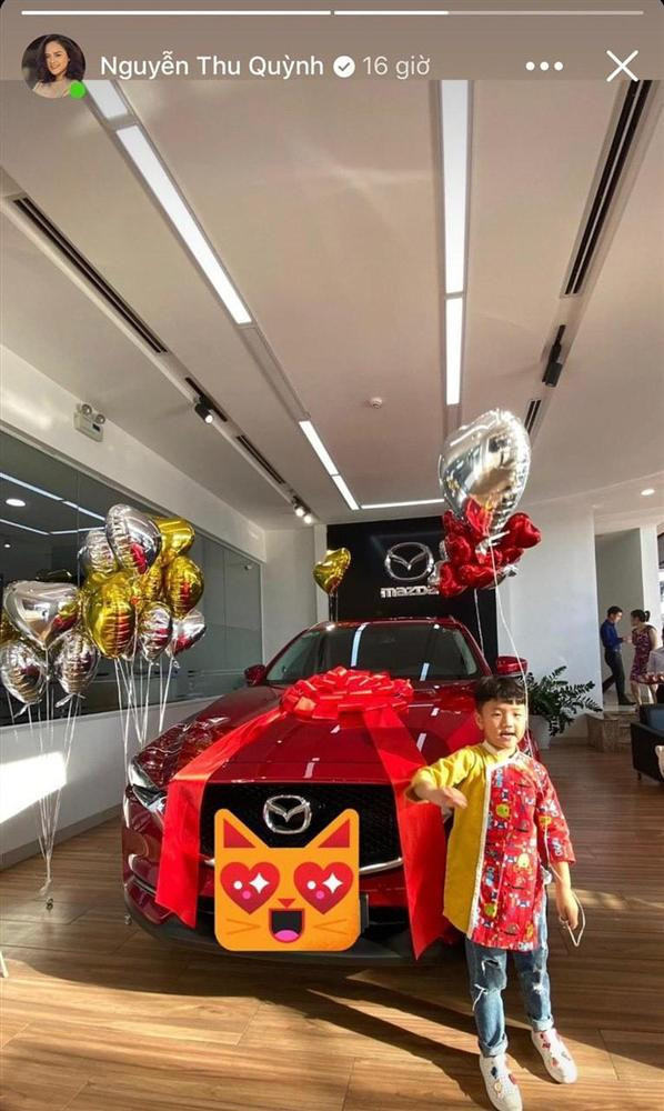 Năm 2018, nữ diễn viên sinh năm 1988 tự thưởng cho mình một chiếc xe màu đỏ yêu thích. Một năm sau, mẹ con cô cũng dọn về ở trong căn hộ tiền tỷ đầy đủ tiện nghi. 