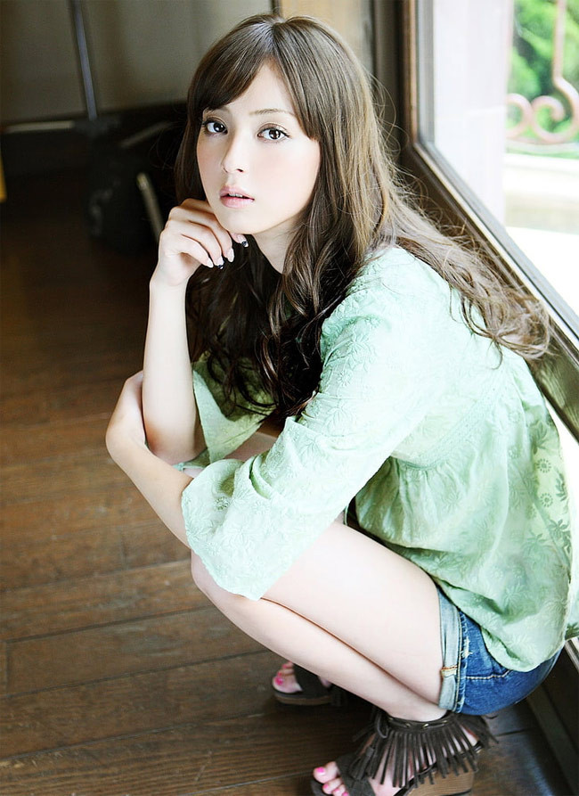 Nhiều người vẫn không hiểu tại sao có vợ xinh đẹp như Nozomi Sasaki mà Ken Watabe vẫn ngoại tình và lén lút quan hệ với gần 200 người như vậy. Xem video "Ngoại tình với hot girl, Chủ tịch Taobao mất ghế". Nguồn VTC: