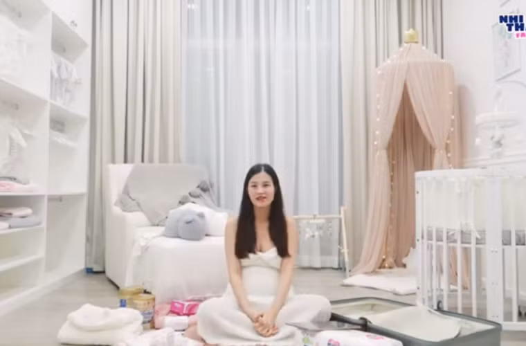 Con gai Dong Nhi chua chao doi da chuan “rich kid”