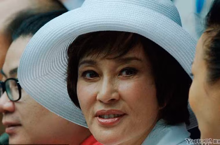 Nhiều người cho rằng, vẻ trẻ trung đó của nữ diễn viên 70 tuổi là nhờ trang điểm, photoshop và phẫu thuật thẩm mỹ.