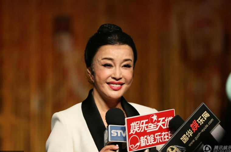 Khuôn mặt của Lưu Hiểu Khánh lộ nhiều vết lồi lõm, được cho là hậu quả của việc thẩm mỹ quá đà.