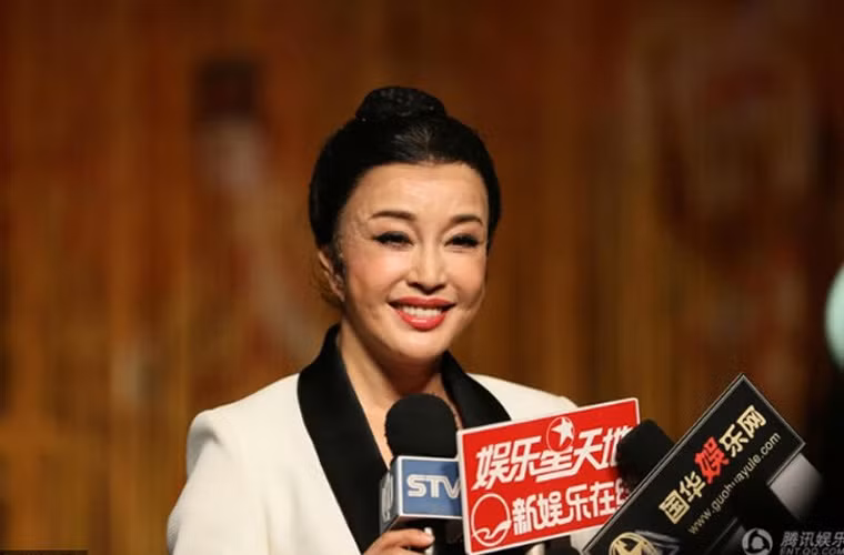 Khuôn mặt của Lưu Hiểu Khánh lộ nhiều vết lồi lõm, được cho là hậu quả của việc thẩm mỹ quá đà.