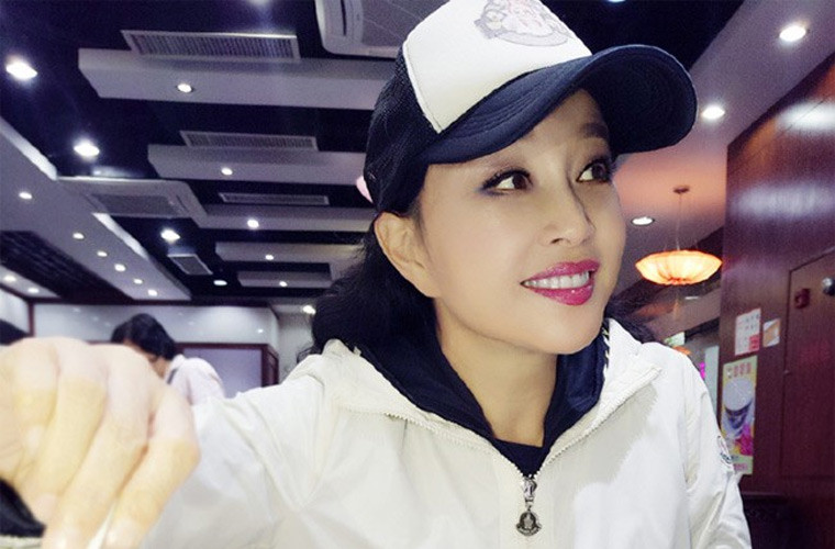 Tương tự như vậy, nhìn bức ảnh này, ai cũng ngỡ Lưu Hiểu Khánh chụp năm bà 40, nhưng không, nó được chụp khi bà đã qua ngưỡng lục tuần.