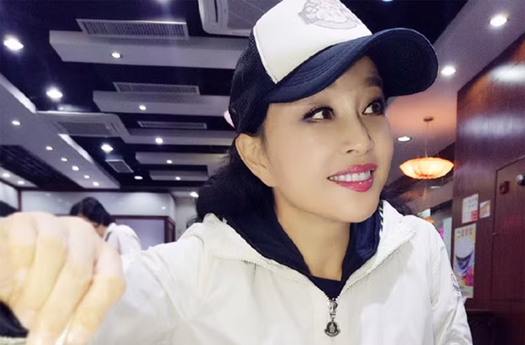 Tương tự như vậy, nhìn bức ảnh này, ai cũng ngỡ Lưu Hiểu Khánh chụp năm bà 40, nhưng không, nó được chụp khi bà đã qua ngưỡng lục tuần.