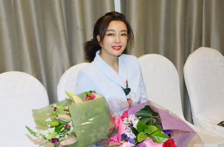 Hình ảnh Lưu Hiểu Khánh tươi trẻ trong lễ sinh nhật 69 tuổi rõ ràng là phải nhờ công nghệ mới có được.