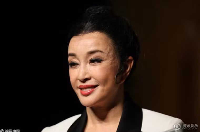 Những bức ảnh chưa qua photoshop của Lưu Hiểu Khánh còn để lộ rõ nét thẩm mỹ bởi khuôn mặt của bà cứng đờ.