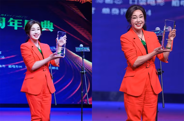 So hai bức hình một đã qua photoshop (trái) và một nguyên gốc sẽ thấy rõ được vẻ già nua của Lưu Hiểu Khánh.