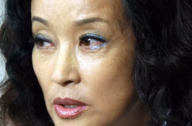 Không có những "vũ khí" nói trên, khuôn mặt của diễn viên "Võ Tắc Thiên" lộ rõ nếp nhăn, cơ mặt chảy xệ và vẻ già nua vốn dĩ.