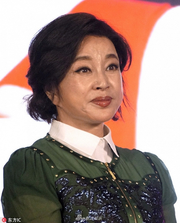 Một bức ảnh chụp gần mặt Lưu Hiểu Khánh trong một dịp đi dự sự kiện lộ rõ những nếp nhăn, vết nám dù bà đã trang điểm rất kỹ.