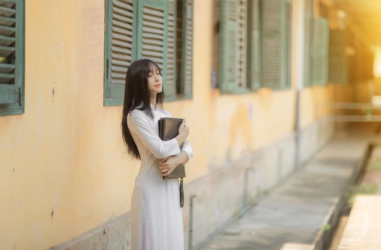  Lynk Lee (Tô Ngọc Bảo Linh) vừa khoe bộ ảnh áo dài mà cô cùng ê-kíp chụp từ mấy hôm trước. Bộ ảnh khiến người xem ngỡ ngàng bởi chưa bao giờ thấy Lynk Lee nữ tính như vậy kể từ khi tuyên bố chuyển giới.