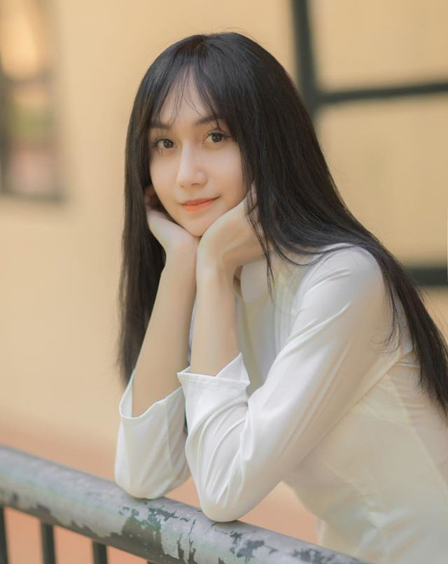 “Ước mơ từ bé và nghĩ rằng mình sẽ chẳng bao giờ được mặc chiếc áo dài. Nhưng bây giờ, Linh đã được là chính mình và thực hiện ước mơ ấy. Vui lắm, hạnh phúc lắm. Cả thanh xuân của mình đã mặc những thứ không thích, bây giờ thì cứ làm điều gì mình vui thôi. Linh sẽ luôn vui vẻ và cảm ơn mọi người đã ủng hộ sự thay đổi này của Linh ạ”, nữ ca sĩ viết trên facebook cá nhân.