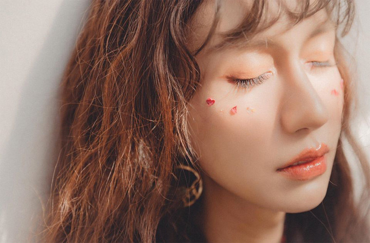 Mặc dù chưa công khai nhưng hình ảnh mới đây cô chụp cùng một người bạn còn cho thấy nữ ca sĩ mới làm ngực.