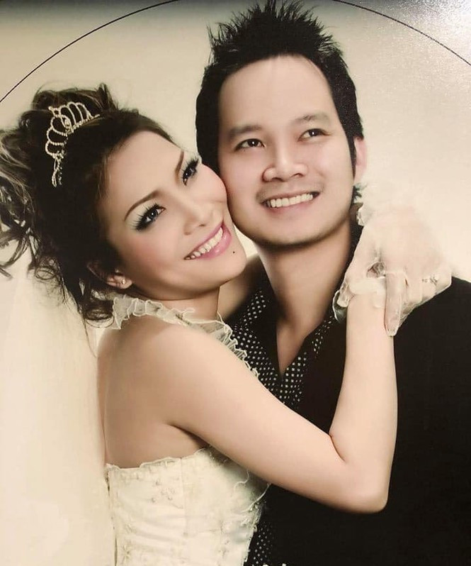 Năm 2009, Hồng Ngọc và Thomas làm đám cưới. Sau khi kết hôn, Hồng Ngọc vẫn đi hát ở quán bar do chồng mình làm chủ. Mặc dù công việc của cả hai vợ chồng rất thuận lợi nhưng quá vất vả nên cặp đôi nhượng lại quán và chỉ chuyên tâm đầu tư cho nghề hát của Hồng Ngọc.