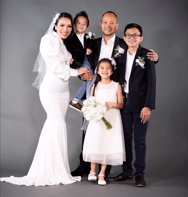 Ngoài thời gian đi hát, cuối tuần, Hồng Ngọc luôn ưu tiên dành thời gian chăm sóc chồng và ba con. Cuộc sống viên mãn của cô khiến fan và bạn bè mừng cho Hồng Ngọc. Sau những thăng trầm tình cảm, mọi cố gắng của Hồng Ngọc đã được đền đáp.