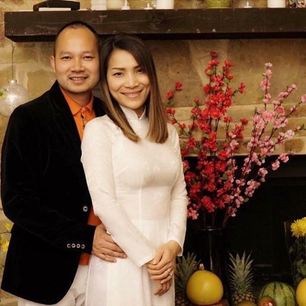 Khi Hồng Ngọc tuyên bố chia tay người chồng đầu, nhạc sĩ Minh Nhiên, nhiều fan hâm mộ bất ngờ. Thời gian sau ly hôn Minh Nhiên, Hồng Ngọc sang Mỹ lưu diễn rất nhiều như để trốn khỏi thực tại. Và tại đây, cô đã gặp Thomas Tâm Nguyễn, người chồng thứ hai của cô, một doanh nhân trong lĩnh vực nghệ thuật.