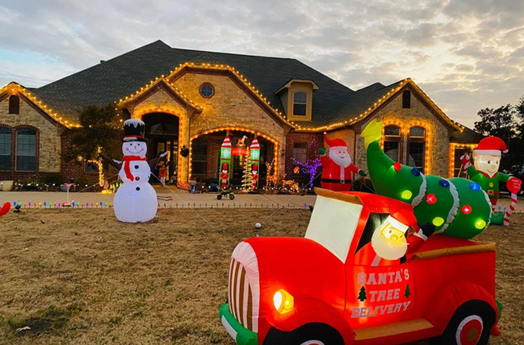 Thuận vợ, thuận chồng, công việc phát triển tốt nên hai vợ chồng Hồng Ngọc có cuộc sống rất khá giả bên Mỹ. Ngoài ngôi nhà tại Dallas, Mỹ mua vào năm 2018, vợ chồng Hồng Ngọc còn có một căn biệt thự sang trọng ở gần biển tại Florida.