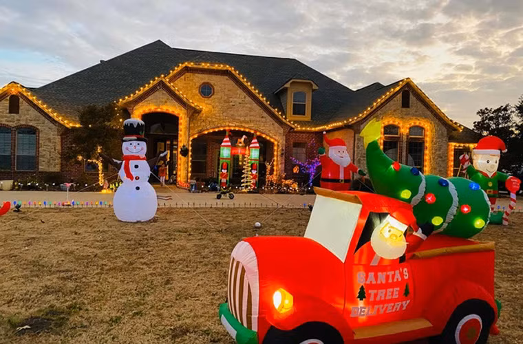 Thuận vợ, thuận chồng, công việc phát triển tốt nên hai vợ chồng Hồng Ngọc có cuộc sống rất khá giả bên Mỹ. Ngoài ngôi nhà tại Dallas, Mỹ mua vào năm 2018, vợ chồng Hồng Ngọc còn có một căn biệt thự sang trọng ở gần biển tại Florida.