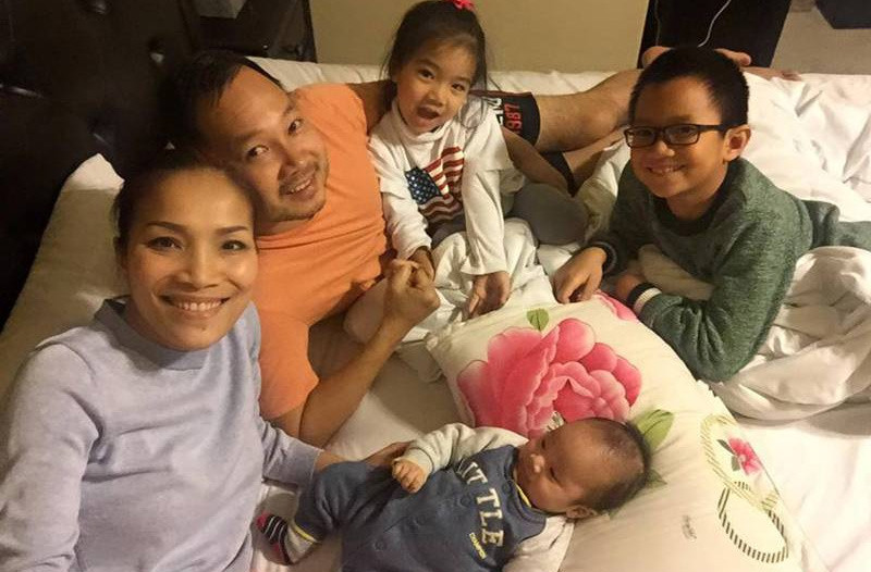 Có một bờ vai vững chắc để nương tựa, Hồng Ngọc "lột xác" trở thành một người khác hẳn. Cô đằm thắm, dịu dàng, chăm sóc chồng con rất chu đáo. Cô chuẩn bị đồ ăn sáng, ăn trưa cho con mang tới trường, nấu ăn cho chồng.