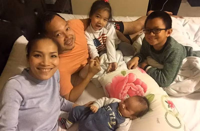 Có một bờ vai vững chắc để nương tựa, Hồng Ngọc "lột xác" trở thành một người khác hẳn. Cô đằm thắm, dịu dàng, chăm sóc chồng con rất chu đáo. Cô chuẩn bị đồ ăn sáng, ăn trưa cho con mang tới trường, nấu ăn cho chồng.