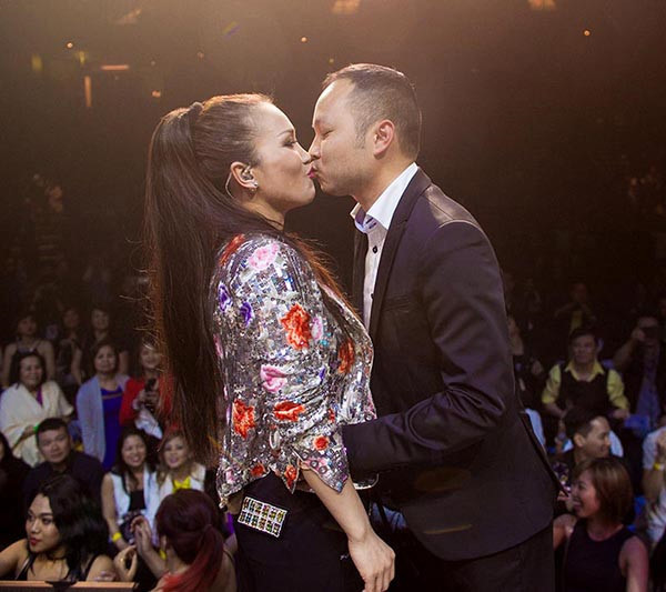 Sau 6 tháng quen biết, Thomas đã tỏ tình với Hồng Ngọc ở Canada. Cô nhận lời yêu bởi thấy anh là một người đàn ông rất biết quan tâm. “Anh chinh phục tôi bởi chính sự quan tâm. Quan tâm đến những điều nhỏ nhất. Có những điều tôi chưa nói ra anh đã biết tôi muốn gì”, Hồng Ngọc tâm sự.