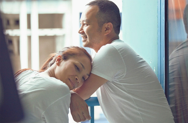 Kể từ đó Thomas đảm nhận vai trò quản lý cho vợ và giúp giọng ca "Mắt nai cha cha cha" phát triển sự nghiệp tại Mỹ. Nhờ sự hỗ trợ tối đa của chồng mà Hồng Ngọc trở thành một nữ ca sĩ rất đắt show ở hải ngoại. Thomas lo cho cô mọi thứ và việc của Hồng Ngọc chỉ là luyện thanh và hát.