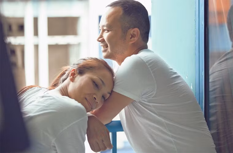 Kể từ đó Thomas đảm nhận vai trò quản lý cho vợ và giúp giọng ca "Mắt nai cha cha cha" phát triển sự nghiệp tại Mỹ. Nhờ sự hỗ trợ tối đa của chồng mà Hồng Ngọc trở thành một nữ ca sĩ rất đắt show ở hải ngoại. Thomas lo cho cô mọi thứ và việc của Hồng Ngọc chỉ là luyện thanh và hát.