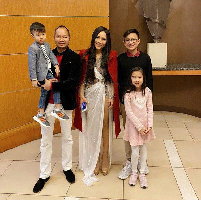 “Tôi chăm sóc con nhỏ rất giỏi, giỏi bất ngờ khiến không ai có thể tin được. Ngày trước mình có thể mua đồ hiệu tới vài ngàn đô không tiếc thì khi có con rồi, cái gì cũng muốn tích lũy lại để cho con”, giọng ca sinh năm 1978 bộc bạch.