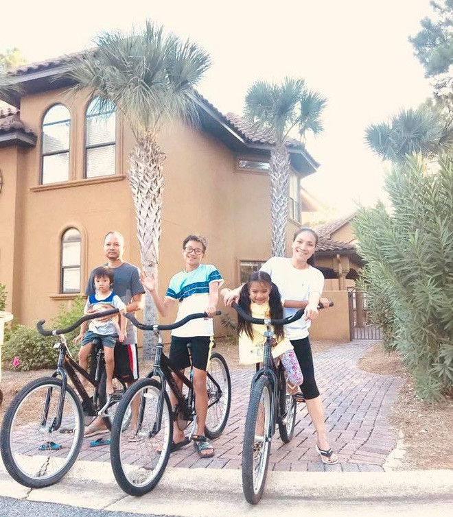 Hạnh phúc của Hồng Ngọc và chồng càng nhân lên gấp bội khi cả hai có ba con chung: bé trai Chấn Hưng 12 tuổi, bé gái Hồng Ân 8 tuổi và bé út Jacob. Nữ ca sĩ 42 tuổi thường xuyên khoe những khoảnh khắc gia đình hạnh phúc bên chồng con trên trang cá nhân.