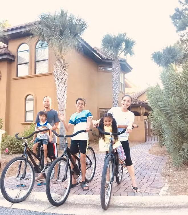 Hạnh phúc của Hồng Ngọc và chồng càng nhân lên gấp bội khi cả hai có ba con chung: bé trai Chấn Hưng 12 tuổi, bé gái Hồng Ân 8 tuổi và bé út Jacob. Nữ ca sĩ 42 tuổi thường xuyên khoe những khoảnh khắc gia đình hạnh phúc bên chồng con trên trang cá nhân.