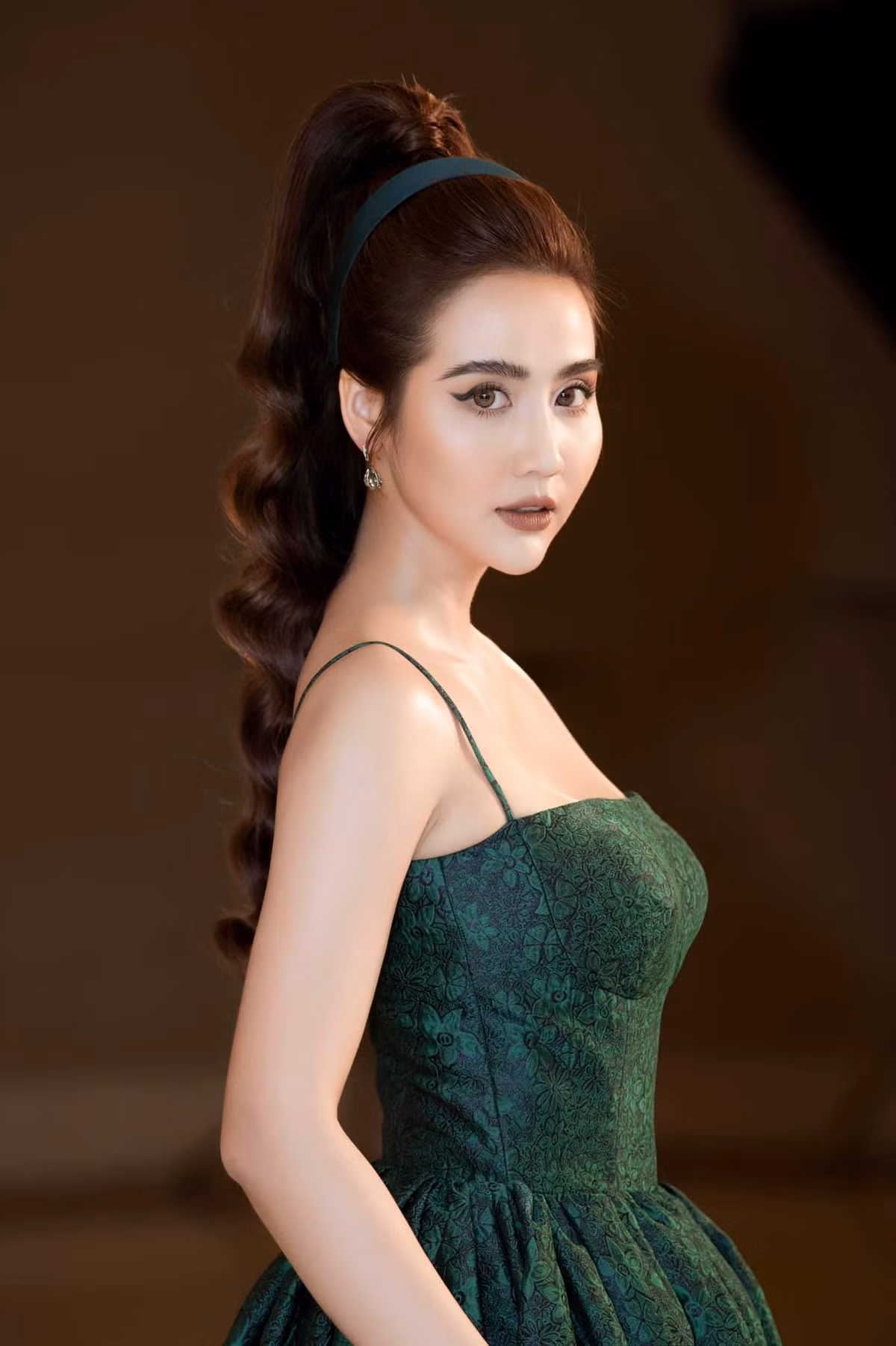 Phong cách trang điểm tông xuyệt tông với trang phục càng giúp nữ diễn viên nổi bật giữa chốn đông người.