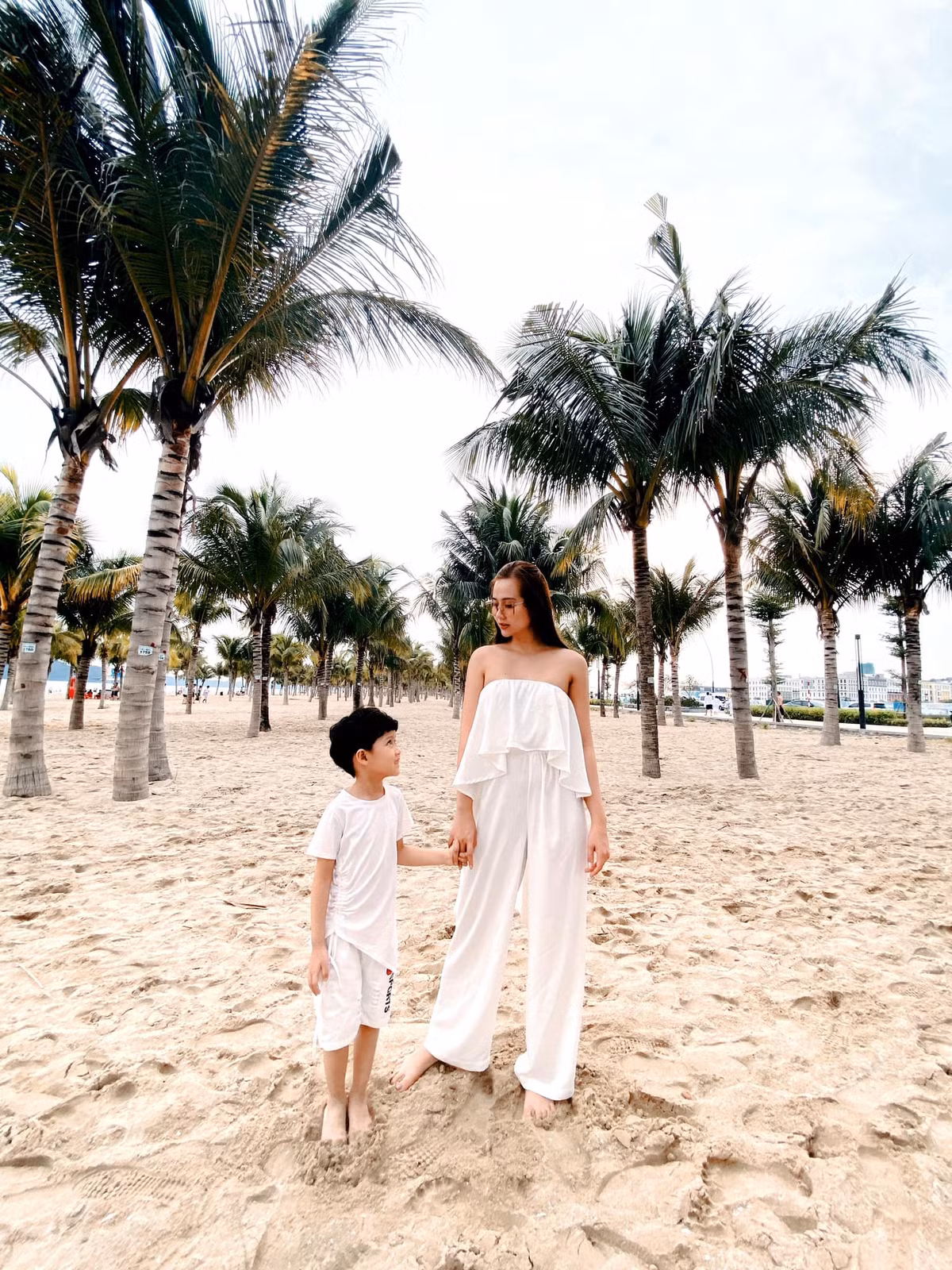 Sau sóng gió hôn nhân và trở thành bà mẹ đơn thân ở tuổi 29, Huyền Lizzie ngày càng xinh đẹp, gợi cảm.