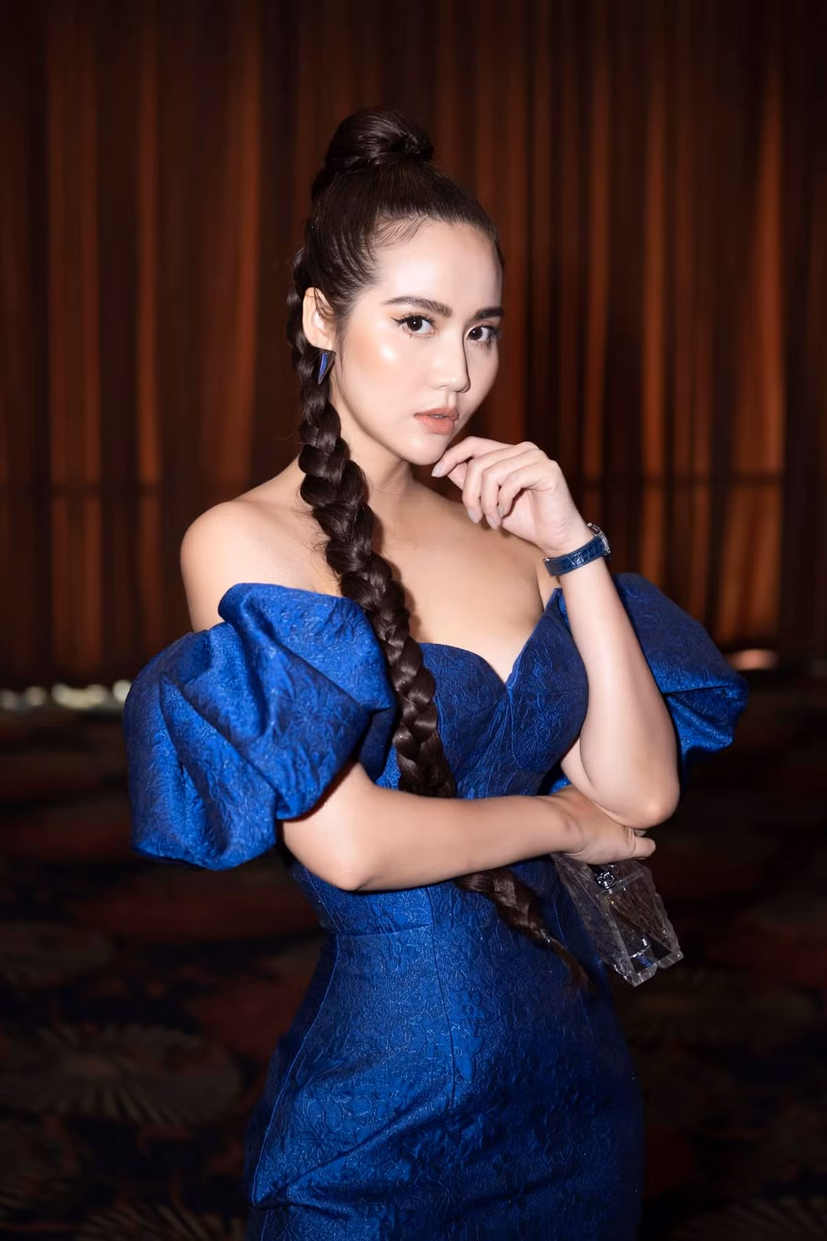 Huyền Lizzie đẹp hút hồn với chiếc đầm xanh cúp ngực khoe vòng một lấp ló.