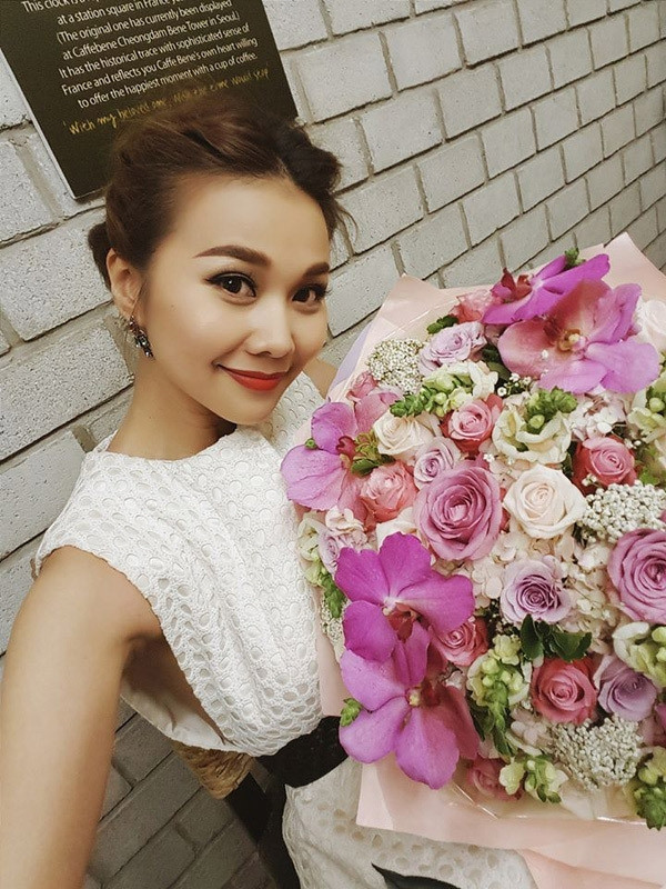 Năm 2017, siêu mẫu Thanh Hằng được tặng căn hộ tiền tỷ từ một fan ít tuổi hơn. Dù khá bất ngờ nhưng chân dài đã gửi lời xin lỗi và từ chối nhận món quà.