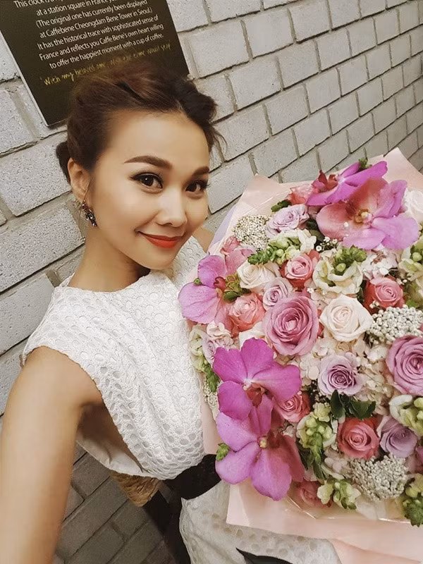 Năm 2017, siêu mẫu Thanh Hằng được tặng căn hộ tiền tỷ từ một fan ít tuổi hơn. Dù khá bất ngờ nhưng chân dài đã gửi lời xin lỗi và từ chối nhận món quà.