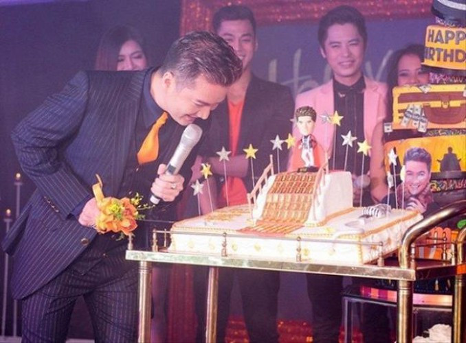 Trước đó, trong sinh nhật tuổi 43, Đàm Vĩnh Hưng gây xôn xao khi được tặng chiếc bánh dát 100 chỉ vàng in 100 con rồng. Ước tính số vàng này có giá 350 triệu đồng.