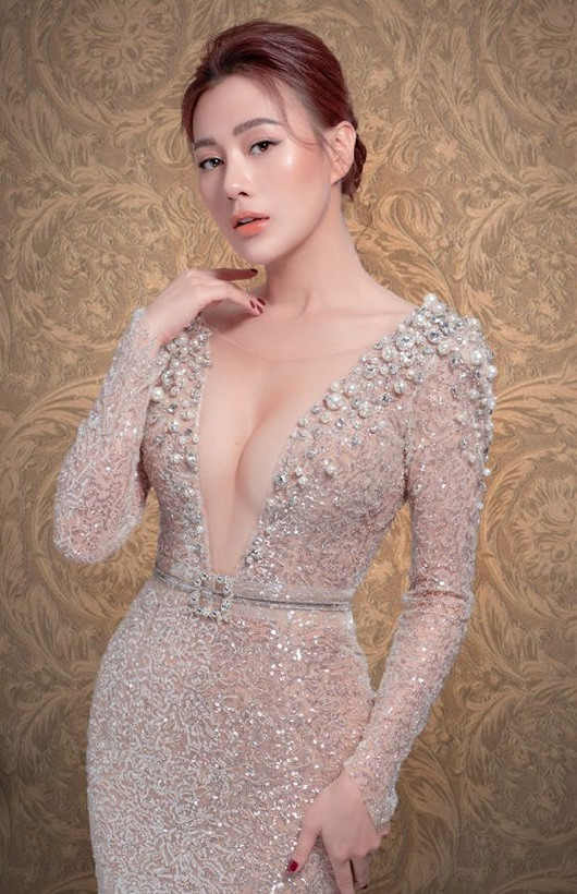 Phẫu thuật thẩm mỹ giúp khuôn mặt Phương Oanh thon gọn hơn trước, cằm dài hơn, mũi và mí mắt sắc nét.