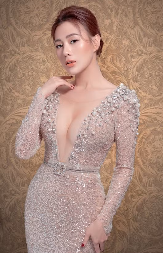 Phẫu thuật thẩm mỹ giúp khuôn mặt Phương Oanh thon gọn hơn trước, cằm dài hơn, mũi và mí mắt sắc nét.