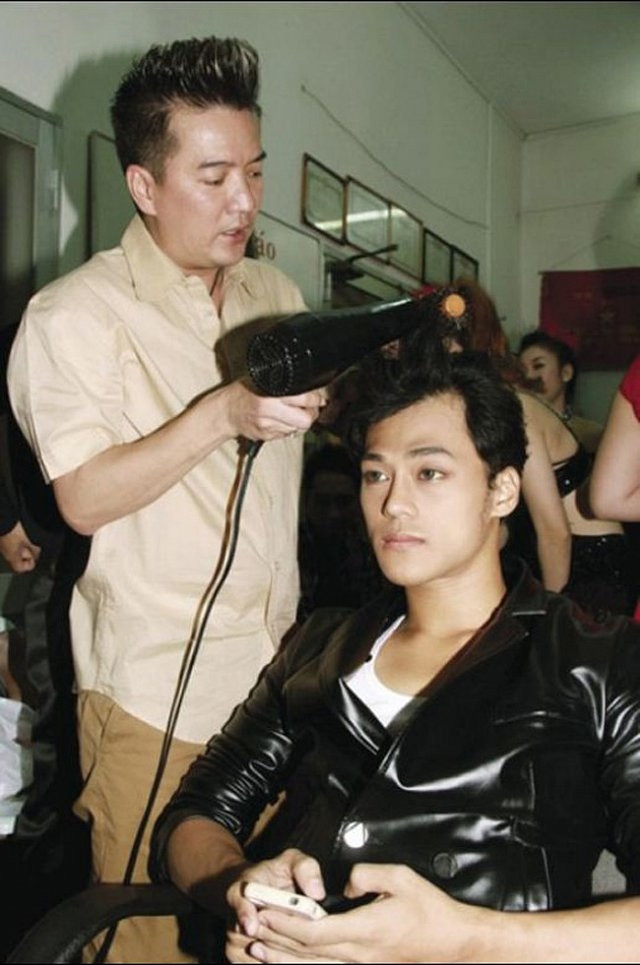 Phan Ngọc Luân từng gây sốc khi tiết lộ chuyện qua đêm tại nhà HLV của mình tại cuộc thi The Voice 2012 là ca sĩ Đàm Vĩnh Hưng. Anh còn thừa nhận không kiềm chế được bản thân khi ngủ chung giường với anh Đàm.