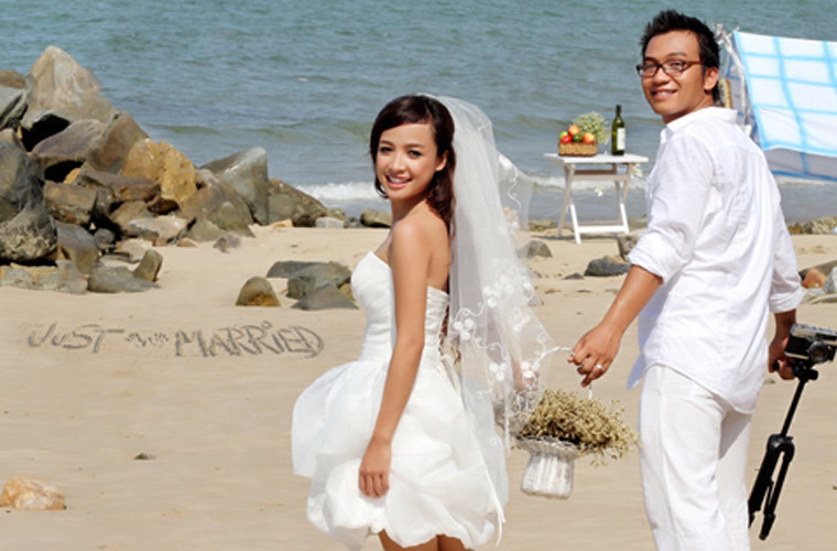 Thế nhưng sau bữa tiệc chia tay đoàn phim khi "Cổng mặt trời" đóng máy, Lê Bê La say và được Hải Thanh chăm sóc, họ đã có cảm tình với nhau. Năm 2012, cả hai kết hôn và đến năm 2015 thì chào đón con trai Khai Tâm ra đời.