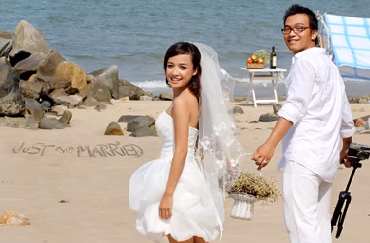 Thế nhưng sau bữa tiệc chia tay đoàn phim khi "Cổng mặt trời" đóng máy, Lê Bê La say và được Hải Thanh chăm sóc, họ đã có cảm tình với nhau. Năm 2012, cả hai kết hôn và đến năm 2015 thì chào đón con trai Khai Tâm ra đời.