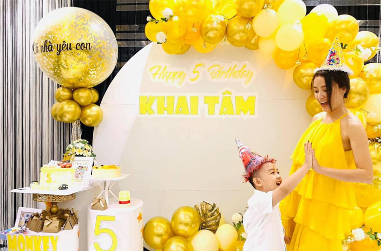 Trong những bức hình mà nữ diễn viên "Cổng mặt trời" chia sẻ trên trang cá nhân, chỉ có ảnh của hai mẹ con cùng anh em bạn bè, chứ không thấy mặt chồng cô, phó đạo diễn Hải Thanh.