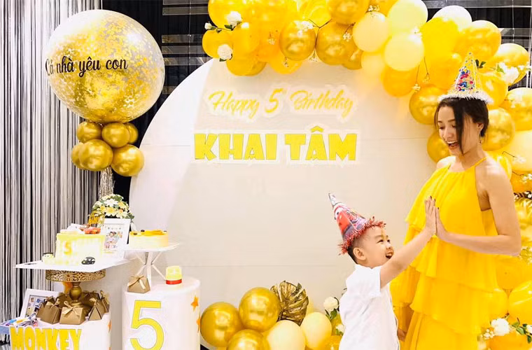 Trong những bức hình mà nữ diễn viên "Cổng mặt trời" chia sẻ trên trang cá nhân, chỉ có ảnh của hai mẹ con cùng anh em bạn bè, chứ không thấy mặt chồng cô, phó đạo diễn Hải Thanh.